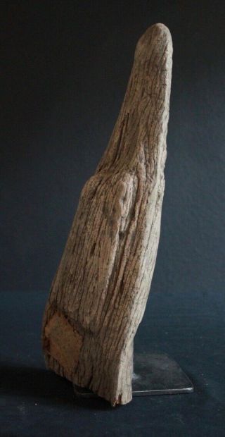 OLD AND CROCODILE CANOE HEAD FROM THE SEPIK RIVER IN GUINEA 7