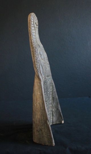 OLD AND CROCODILE CANOE HEAD FROM THE SEPIK RIVER IN GUINEA 6