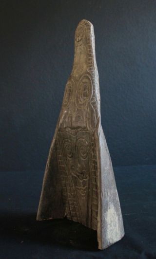 OLD AND CROCODILE CANOE HEAD FROM THE SEPIK RIVER IN GUINEA 9