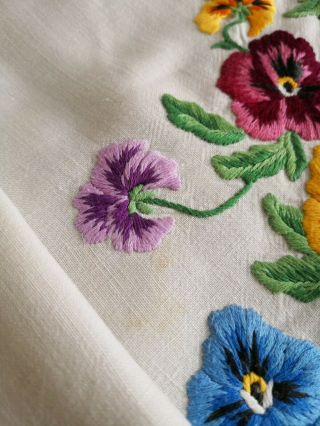 EXQUISITE VTG HAND EMBROIDERED LINEN TABLECLOTH PANSIES 12