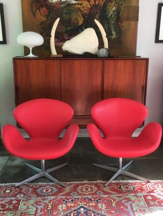 Pair Red Leather Mid - Century Modern Swan Chairs Arne Jacobsen Fritz Hansen $20k