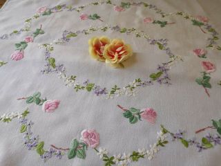 Exquisite Vtg Hand Embroidered Linen Tablecloth Pink Roses Forget Me Nots