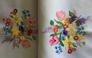 EXCEPTIONAL VINTAGE IRISH LINEN HAND EMBROIDERED TABLECLOTH STUNNING FLORALS 10