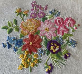 EXCEPTIONAL VINTAGE IRISH LINEN HAND EMBROIDERED TABLECLOTH STUNNING FLORALS 3