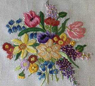 EXCEPTIONAL VINTAGE IRISH LINEN HAND EMBROIDERED TABLECLOTH STUNNING FLORALS 4