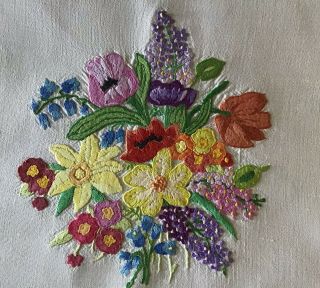EXCEPTIONAL VINTAGE IRISH LINEN HAND EMBROIDERED TABLECLOTH STUNNING FLORALS 6