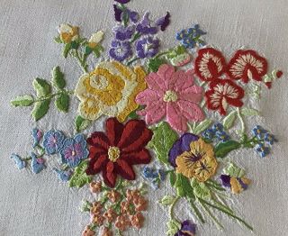 EXCEPTIONAL VINTAGE IRISH LINEN HAND EMBROIDERED TABLECLOTH STUNNING FLORALS 7