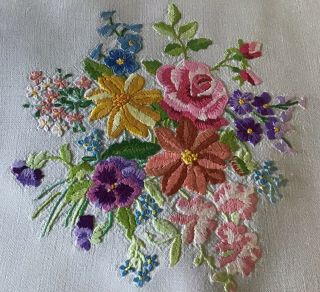 EXCEPTIONAL VINTAGE IRISH LINEN HAND EMBROIDERED TABLECLOTH STUNNING FLORALS 9