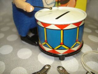 GREAT VINTAGE SCHUCO WALT DISNEY PIG DRUMMER BANK WINDUP TOY w/ KEY & BOX 3