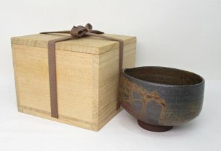 H446: Japanese pottery tea bowl by great and popular Janet Leach with signed box 10