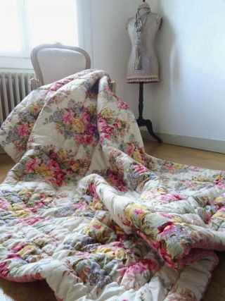 Stunning Eiderdown Vintage Padded Quilt Shabby Cottage Chic Cabbages & Roses