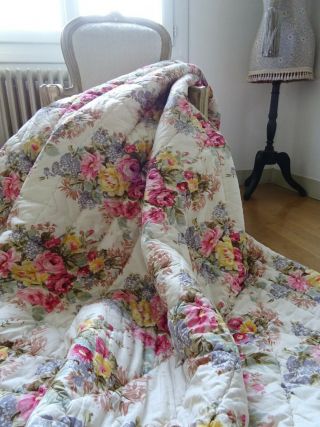 STUNNING EIDERDOWN vintage PADDED QUILT shabby COTTAGE chic CABBAGES & ROSES 2