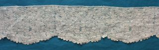 280 cms.  antique linen 17th century Flemish style bobbin lace border 4