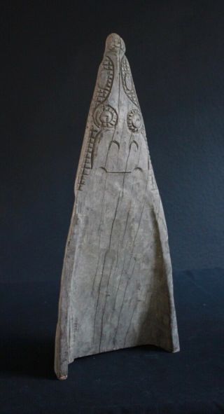 OLD AND CROCODILE CANOE HEAD FROM THE SEPIK RIVER IN GUINEA 3