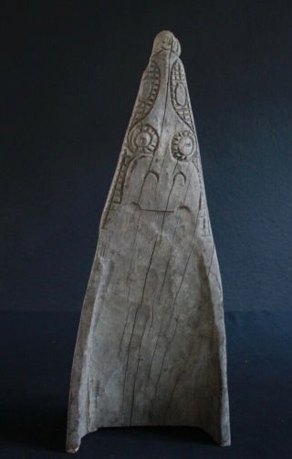 OLD AND CROCODILE CANOE HEAD FROM THE SEPIK RIVER IN GUINEA 7