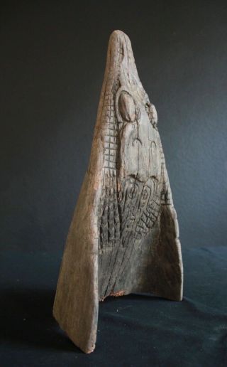 OLD AND CROCODILE CANOE HEAD FROM THE SEPIK RIVER IN GUINEA 5