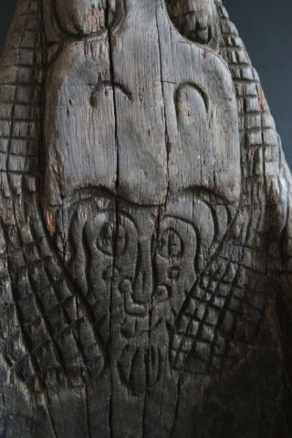 OLD AND CROCODILE CANOE HEAD FROM THE SEPIK RIVER IN GUINEA 8