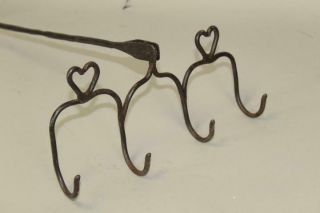 A VERY RARE 18TH C HEART DECORATED WROUGHT IRON FISH ROASTER WITH A LONG HANDLE 2