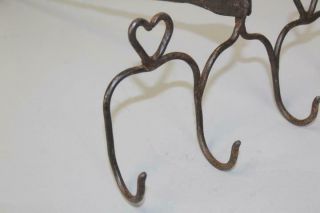 A VERY RARE 18TH C HEART DECORATED WROUGHT IRON FISH ROASTER WITH A LONG HANDLE 4