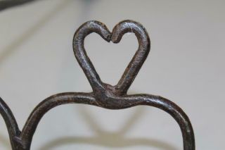 A VERY RARE 18TH C HEART DECORATED WROUGHT IRON FISH ROASTER WITH A LONG HANDLE 5