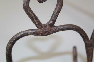 A VERY RARE 18TH C HEART DECORATED WROUGHT IRON FISH ROASTER WITH A LONG HANDLE 7