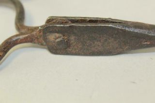 A VERY RARE 18TH C HEART DECORATED WROUGHT IRON FISH ROASTER WITH A LONG HANDLE 8