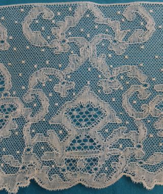 490 cms.  antique wide Bucks bobbin lace border 3