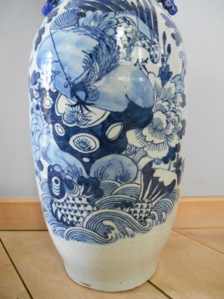 Large antique B/W Chinese vase with a decoration of a bird and flowers 10