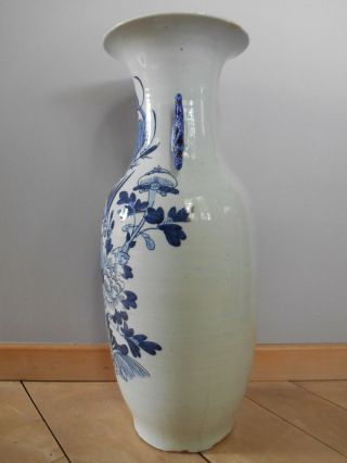 Large antique B/W Chinese vase with a decoration of a bird and flowers 2