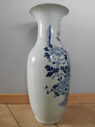 Large antique B/W Chinese vase with a decoration of a bird and flowers 4