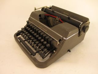 Vintage Underwood Universal Portable Typewriter F1898403 3