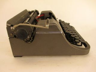 Vintage Underwood Universal Portable Typewriter F1898403 5