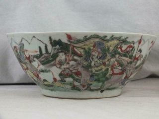 LARGE 19TH C CHINESE FAMILLE VERTE FIGURES WARRIORS PUNCH BOWL - LEAF MARK 2