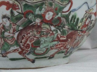 LARGE 19TH C CHINESE FAMILLE VERTE FIGURES WARRIORS PUNCH BOWL - LEAF MARK 4
