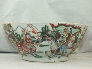 LARGE 19TH C CHINESE FAMILLE VERTE FIGURES WARRIORS PUNCH BOWL - LEAF MARK 6