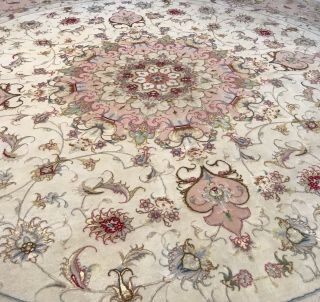 AN ATTRACTIVE HAND MADE ROUND SIZE RUG 4