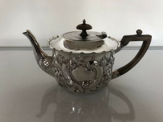 LOVELY HIGHLY CHASED BATCHELOR SOLID SILVER TEAPOT (SHEFFIELD 1897) 263GramS 2
