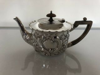 LOVELY HIGHLY CHASED BATCHELOR SOLID SILVER TEAPOT (SHEFFIELD 1897) 263GramS 3