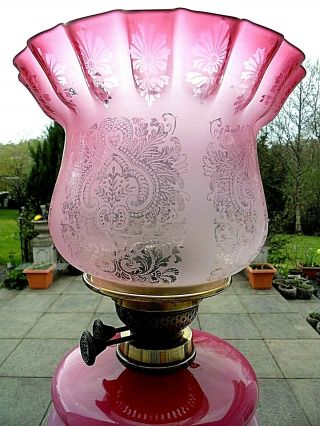 A RARE CRANBERRY/CLEAR ETCH VICTORIAN TWIN DUPLEX OIL LAMP SHADE. 2