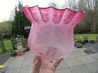 A RARE CRANBERRY/CLEAR ETCH VICTORIAN TWIN DUPLEX OIL LAMP SHADE. 3