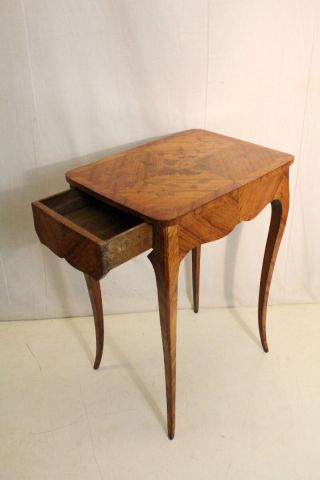 Gorgeous Inlaid French Marquetry Tulipwood Side End Table,  19th Century 10