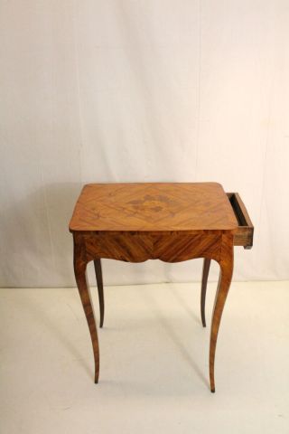 Gorgeous Inlaid French Marquetry Tulipwood Side End Table,  19th Century 5