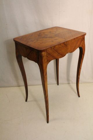 Gorgeous Inlaid French Marquetry Tulipwood Side End Table,  19th Century 9