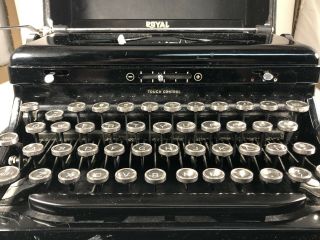 Antique 1938 Royal Model O Portable Typewriter 4