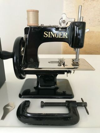 SPLENDID ANTIQUE TOY SEWING MACHINE SINGER ANNIVERSARY 1851 TO 1951 4