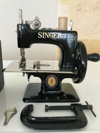 SPLENDID ANTIQUE TOY SEWING MACHINE SINGER ANNIVERSARY 1851 TO 1951 5