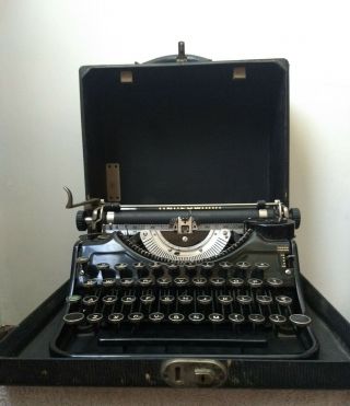1936 Underwood Universal Portable Typewriter With Carrying Case
