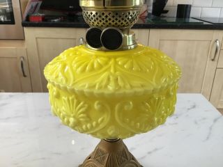 YELLOW OPALINE GLASS FONT - VICTORIAN TWIN OIL LAMP - ETCHED SHADE AND FUNNEL 3