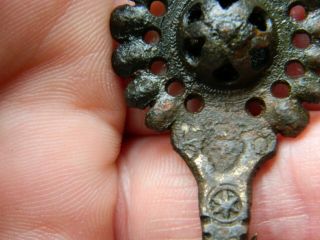 Medieval bronze Clothes Fastener depicts King Edward ? metal detecting detector 4