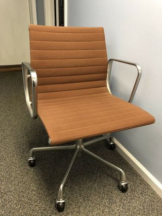 Herman Miller Eames Aluminum Group Management Chair Ea335 - Orange/copper Fabric